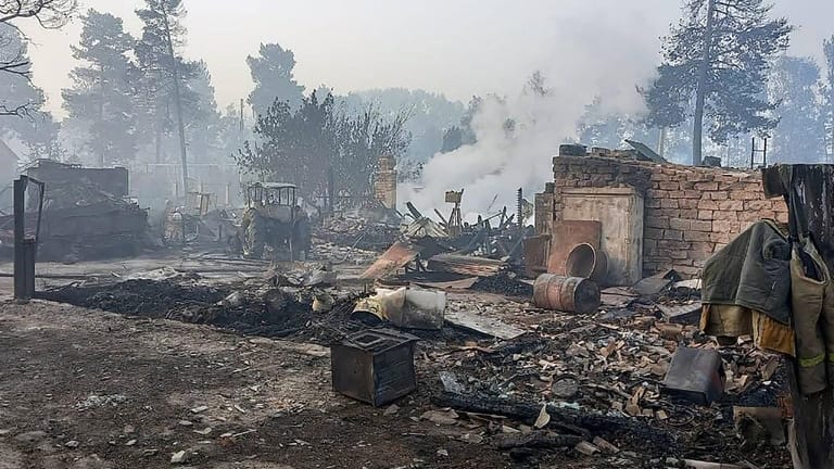 Durch Feuer zerstörtes Haus in Russland: Es gab mehrere Verletzte und einen Toten durch Waldbrände.