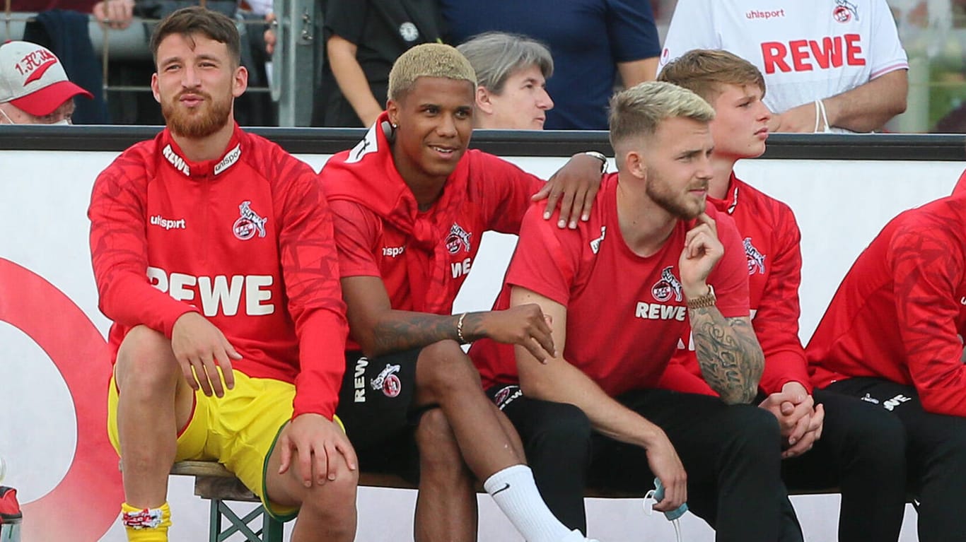 Ismail Jakobs (m.) beim Testspiel gegen Fortuna Köln am Freitag.