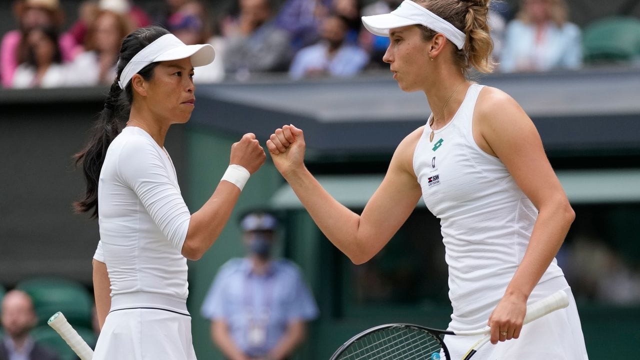 Hsieh Su-Wei (l) und Elise Mertens geben sich einen Faustcheck. Hsieh Su-Wei (l) und Elise Mertens geben sich einen Faustcheck.