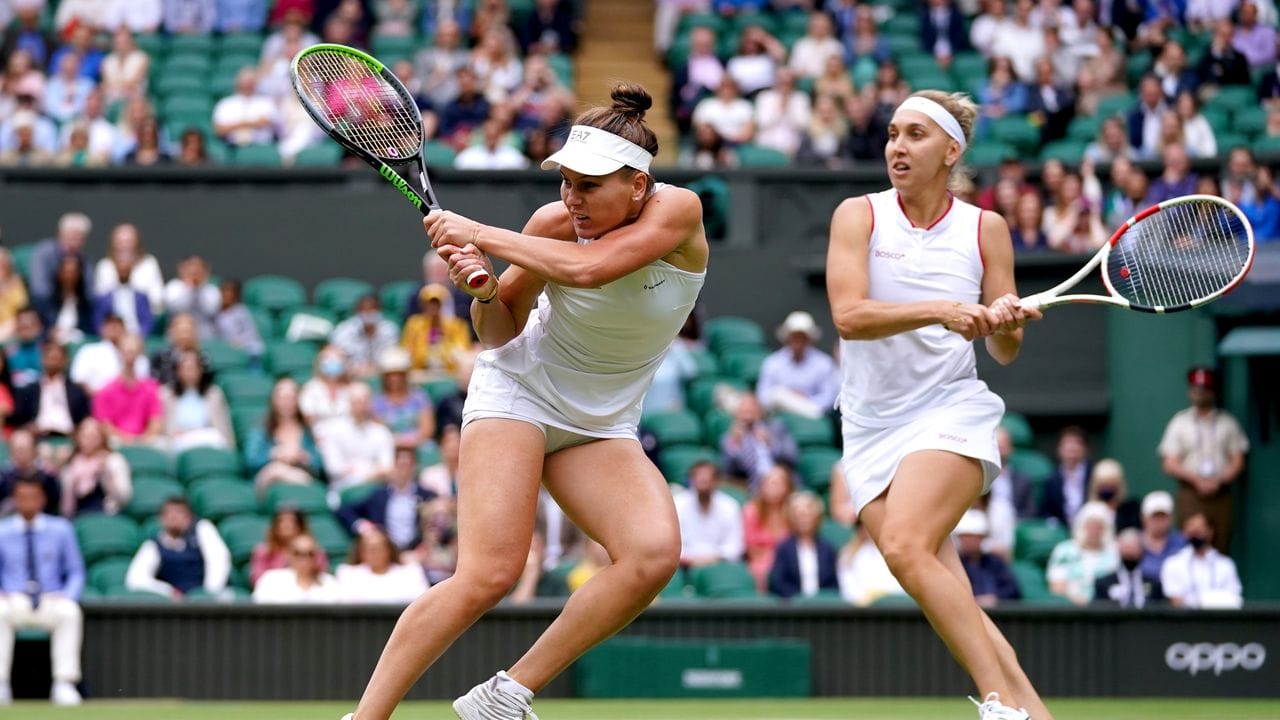 Weronika Kudermetowa (l) und Jelena Wesnina in Aktion. Weronika Kudermetowa (l) und Jelena Wesnina in Aktion.