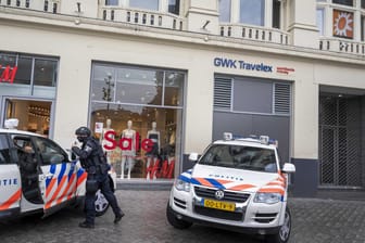 Polizei steht vor dem Studio von RTL Boulevard (oben r): Eine Fernsehsendung ist wegen Drohungen abgesagt worden.