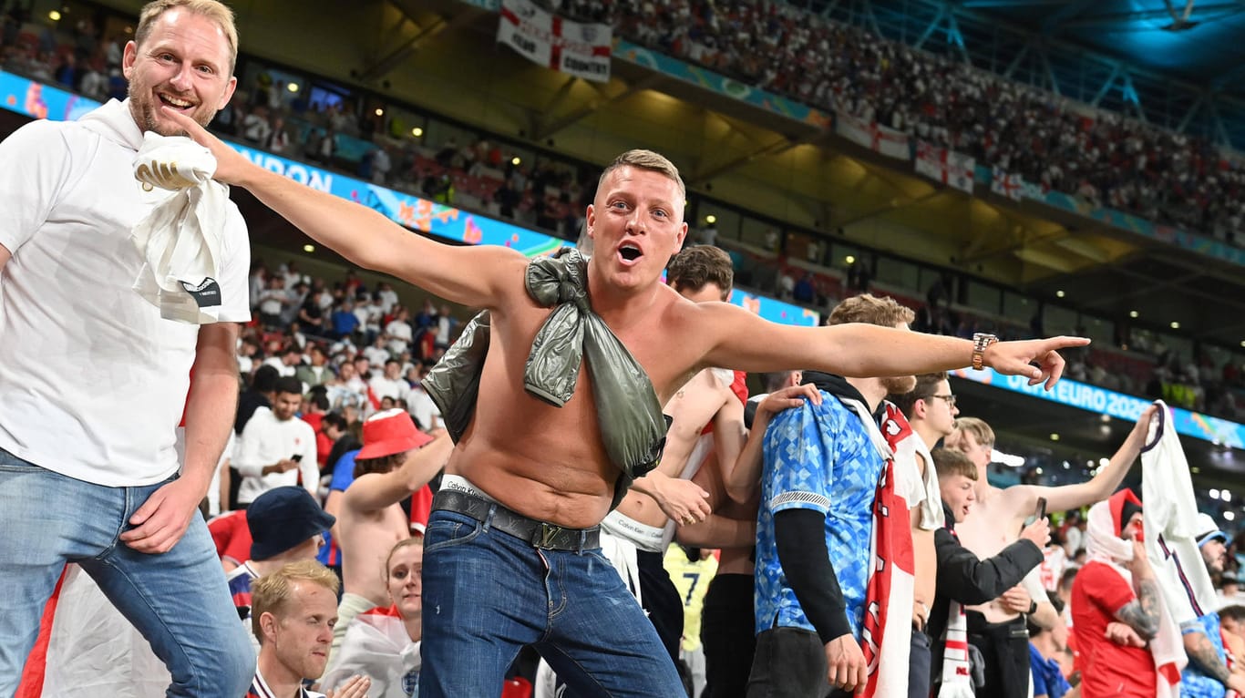 Englische Fußballfans beim Spiel gegen Dänemark: Einige von den anwesenden Anhängern im Stadion benahmen sich daneben.