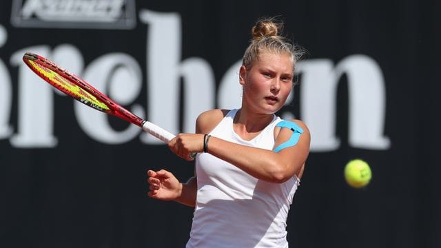 Nastasja Schunk schlägt einen Ball.