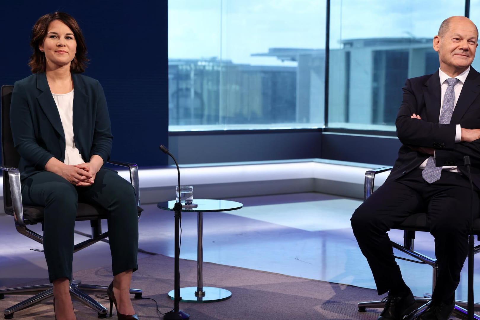 Annalena Baerbock und Olaf Scholz bei einer TV-Debatte (Archivbild). Die Parteien der beiden Kandidaten liegen nach einer Umfrage gleichauf.