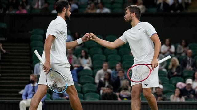 Der Kroate Mate Pavic (l) feiert einen gewonnenen Punkt mit seinem Spielpartner Nikola Mektic. Der Kroate Mate Pavic (l) feiert einen gewonnenen Punkt mit seinem Spielpartner Nikola Mektic.