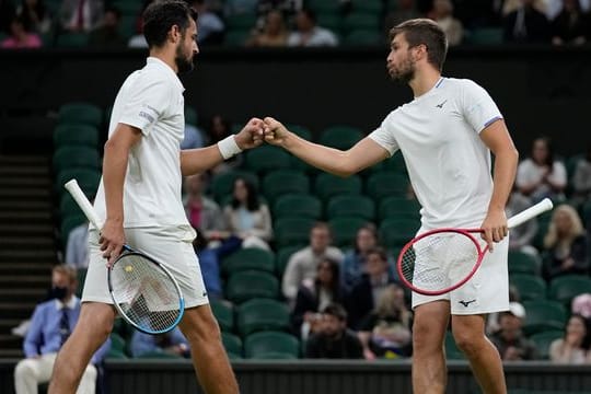 Der Kroate Mate Pavic (l) feiert einen gewonnenen Punkt mit seinem Spielpartner Nikola Mektic.