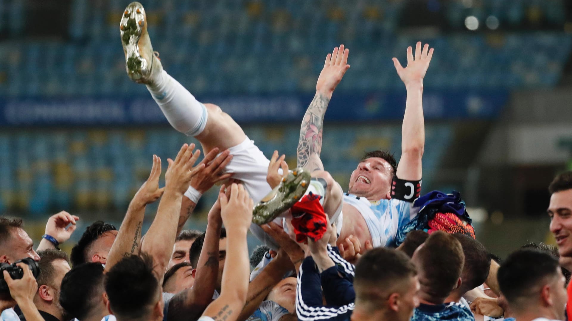 Die Spieler des argentinischen Teams feiern ihren Kapitän Lionel Messi nach dem Sieg der Copa America.