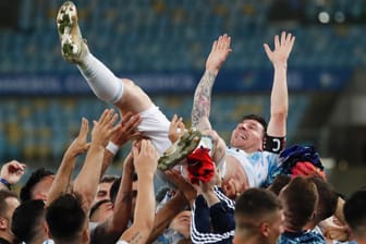 Die Spieler des argentinischen Teams feiern ihren Kapitän Lionel Messi nach dem Sieg der Copa America.