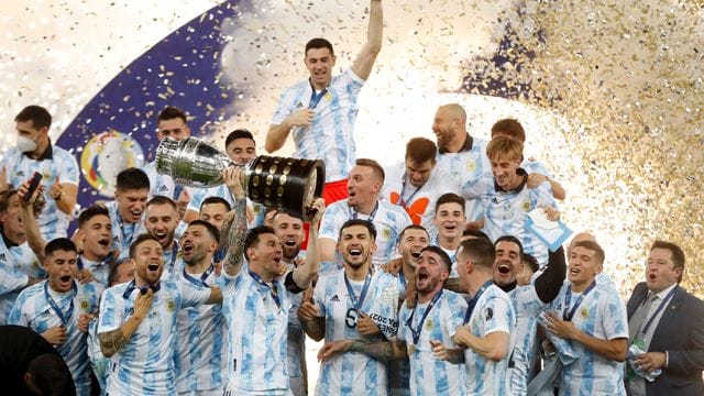 Argentiniens Spieler feiern mit der Trophäe nach dem 1:0-Sieg gegen Brasilien. Argentiniens Spieler feiern mit der Trophäe nach dem 1:0-Sieg gegen Brasilien.