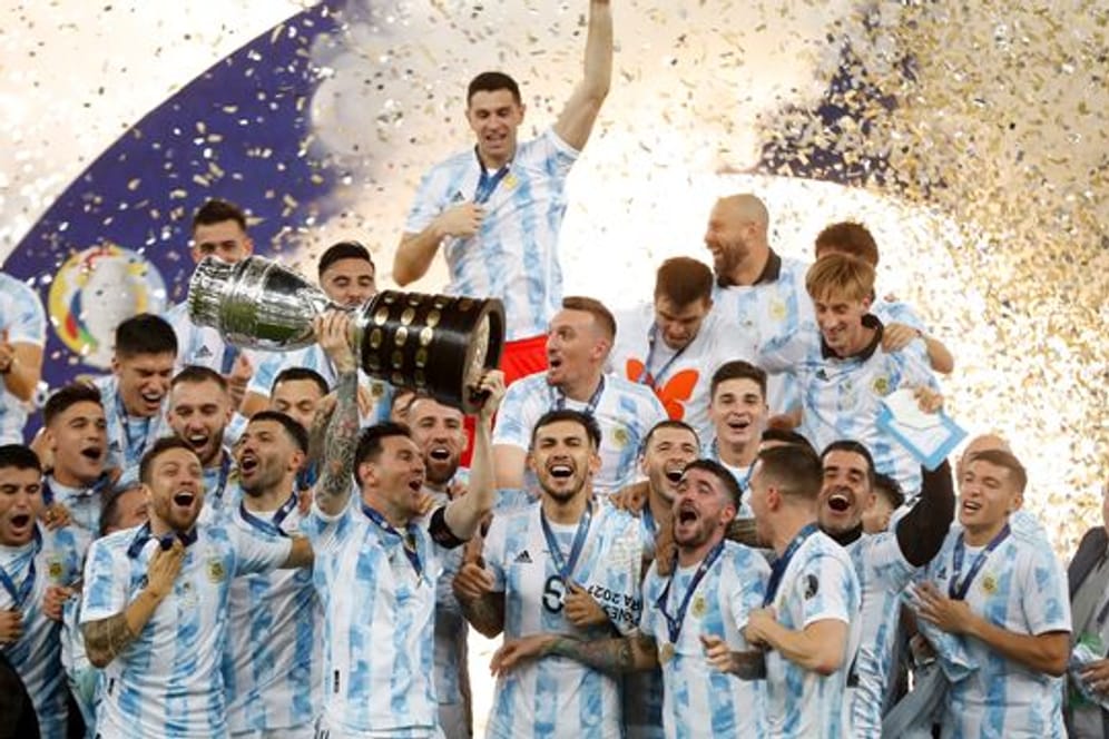 Argentiniens Spieler feiern mit der Trophäe nach dem 1:0-Sieg gegen Brasilien.