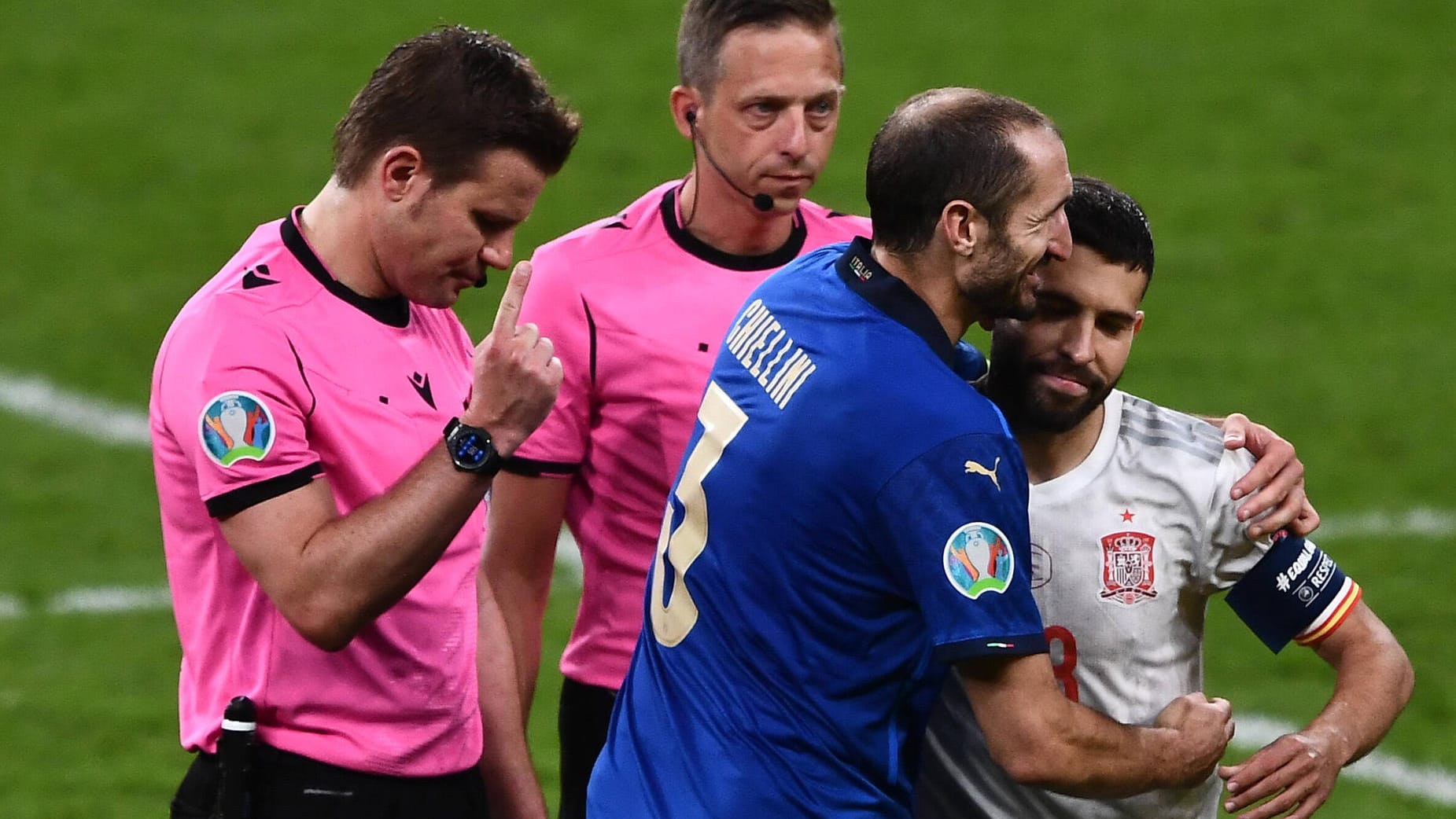 Meiner Liebe entgehst du nicht: Chiellini (M.) und Spaniens Jordi Alba vor dem Elfmeterschießen im EM-Halbfinale.