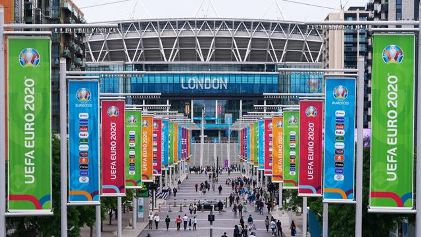 Ein Blick auf den Olympic Way, besser bekannt als Wembley Way, vor dem Wembley-Stadion, in dem das EM-Finale ausgetragen wird.