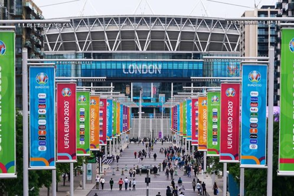 Ein Blick auf den Olympic Way, besser bekannt als Wembley Way, vor dem Wembley-Stadion, in dem das EM-Finale ausgetragen wird.