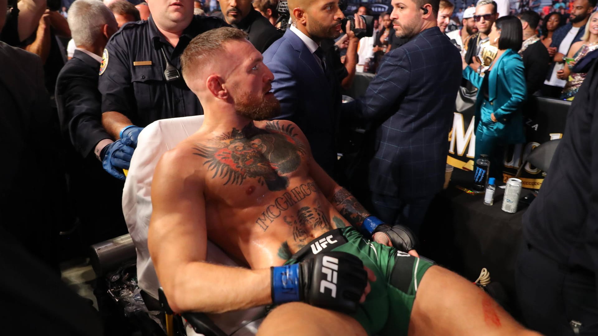 Der verletzte UFC-Kämpfer Conor McGregor wird nach seiner Niederlage auf einer Trage abtransportiert.