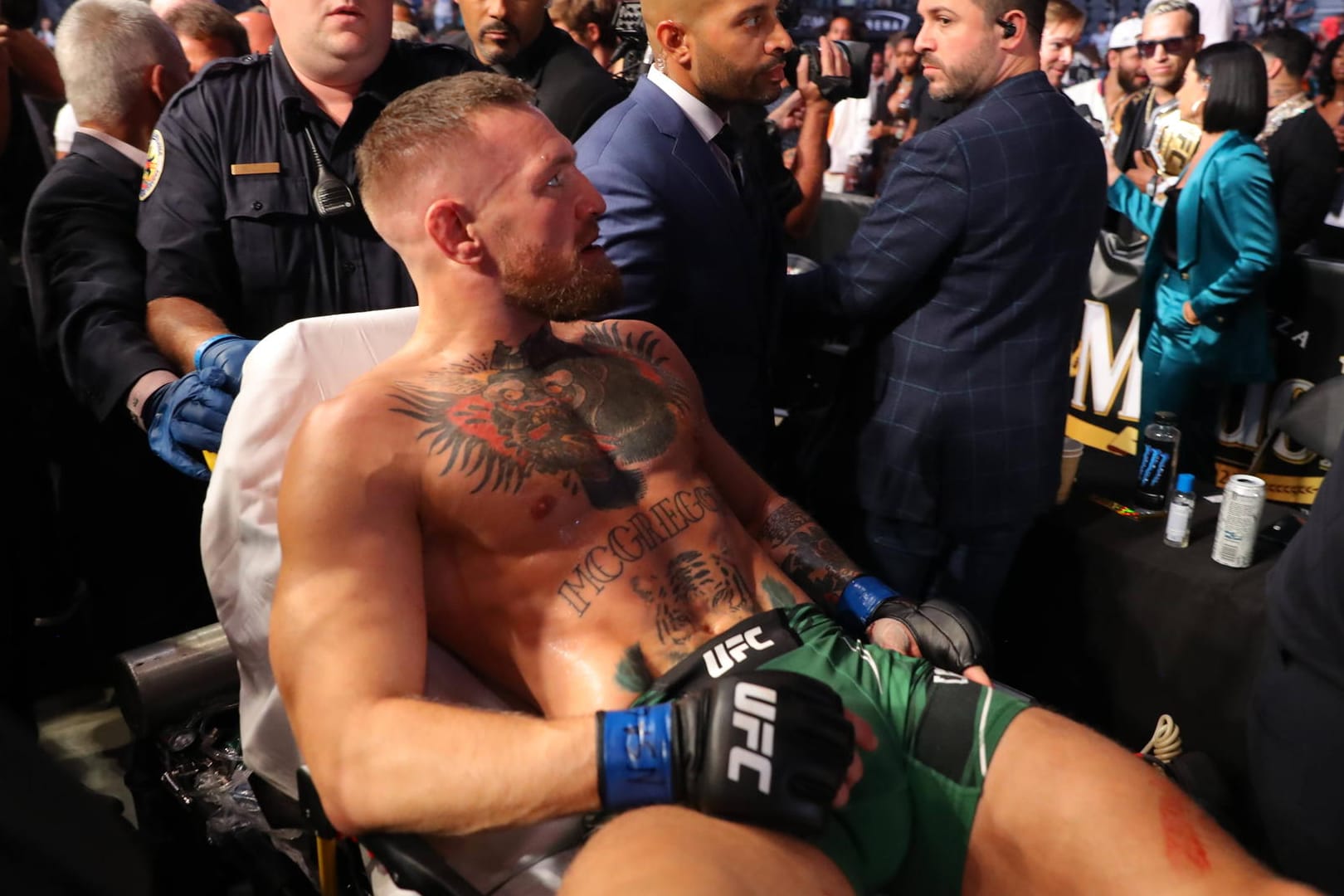 Der verletzte UFC-Kämpfer Conor McGregor wird nach seiner Niederlage auf einer Trage abtransportiert.