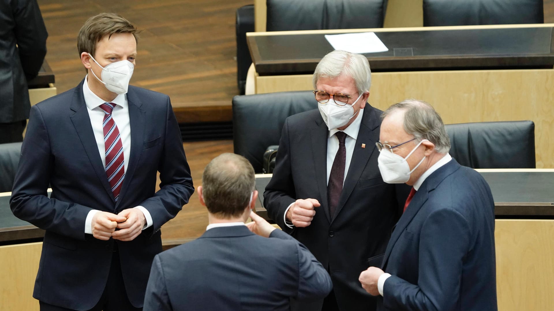 Ministerpräsidenten in der Diskussion (Archivbild): Tobias Hans (l.) und Volker Bouffier (2.v.r.) positionieren sich unterschiedlich. Ministerpräsidenten in der Diskussion (Archivbild): Tobias Hans (l.) und Volker Bouffier (2.v.r.) positionieren sich unterschiedlich.