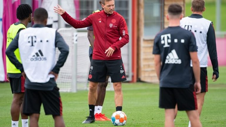 Bayern-Coach Julian Nagelsmann (M) beim Trainingsauftakt der Münchener.