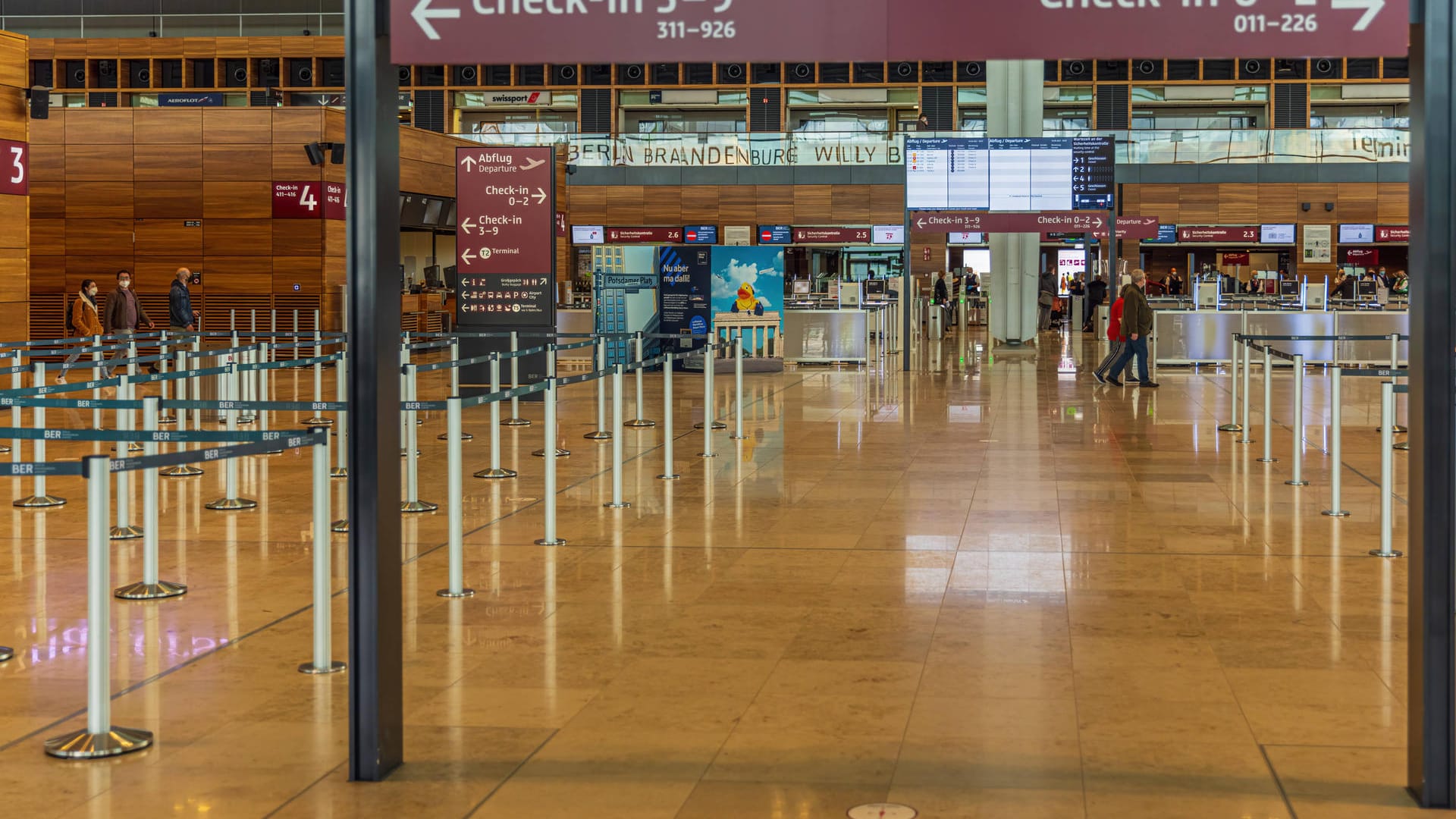 Check-In-Halle des BER: Noch bleibt die Anzahl der Fluggäste hinter den Erwartungen zurück. Check-In-Halle des BER: Noch bleibt die Anzahl der Fluggäste hinter den Erwartungen zurück.