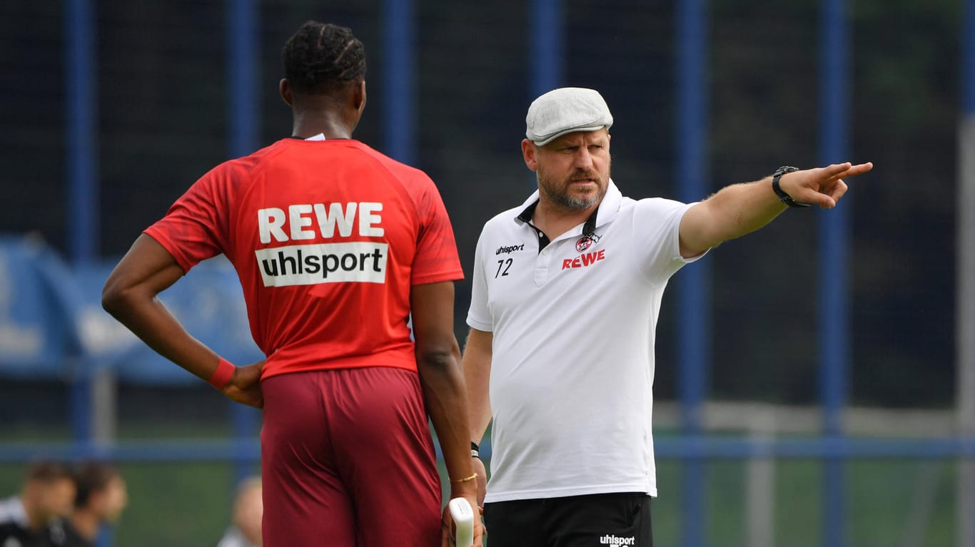 Trainer Steffen Baumgart mit Kingsley Ehizibue: Der 1.FC Köln spielte gegen Duisburg ein 1:1.
