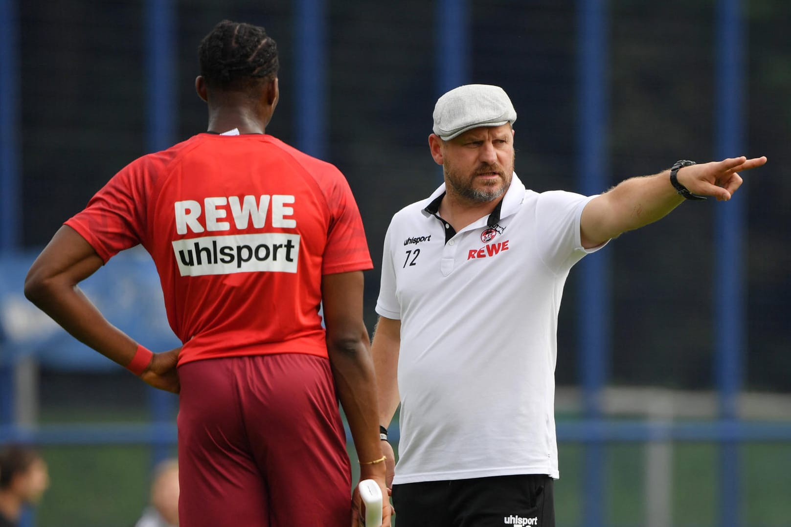 Trainer Steffen Baumgart mit Kingsley Ehizibue: Der 1.FC Köln spielte gegen Duisburg ein 1:1.