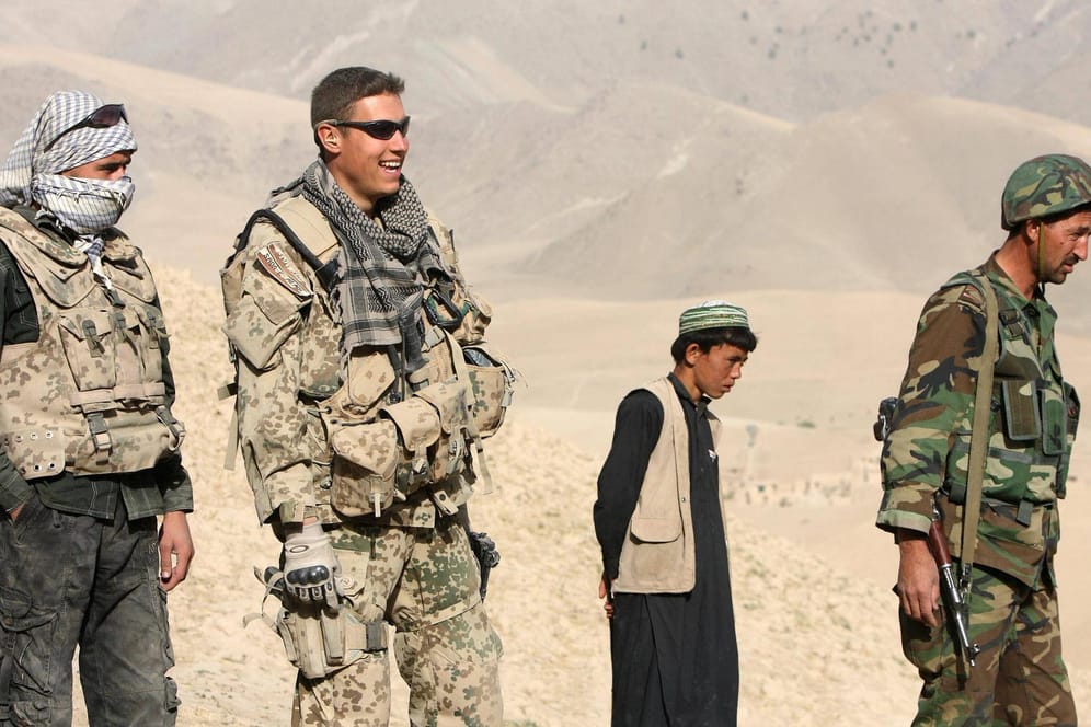 Bundeswehr-Soldaten auf Patrouille mit afghanischen Soldaten: Wer der Bundeswehr geholfen hat, dem soll jetzt geholfen werden, fordert Niedersachsens Innenminister.