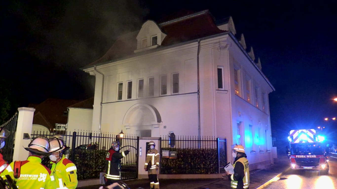 Kellerbrand im Studentenheim: Die Feuerwehr Düsseldorf wurde in der Nacht zu einem Kellerbrand auf die Witzelstraße alarmiert.