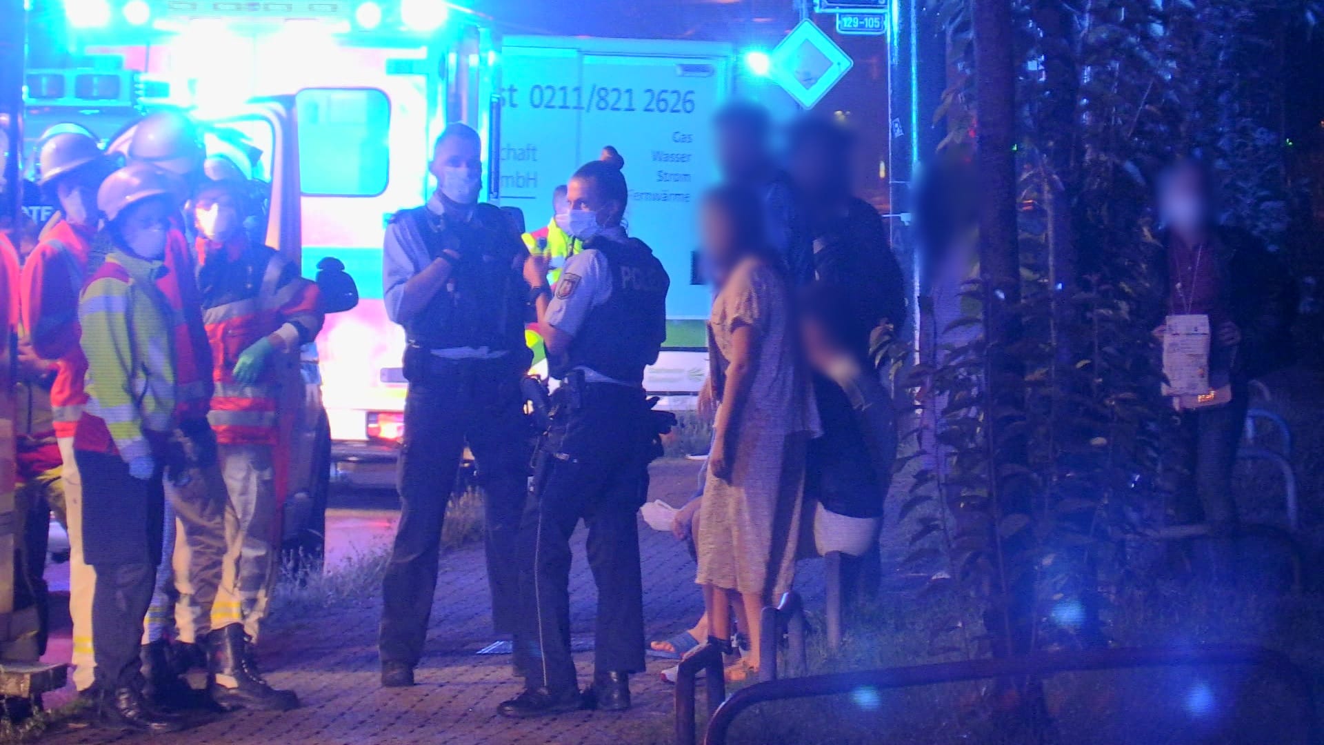 Einige Personen werden vom Rettungsdienst untersucht: Nach dem Abschluss der Brandbekämpfung mussten umfangreiche Entrauchungsmaßnahmen durchgeführt werden.