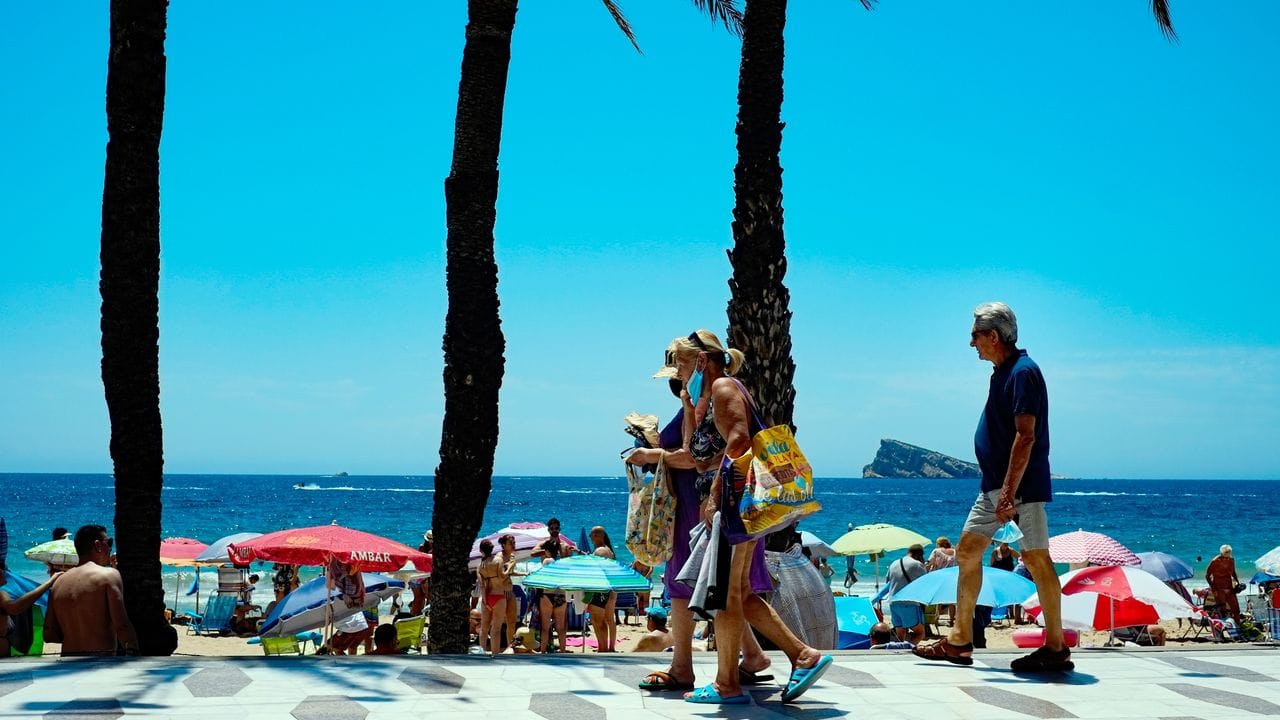 Menschen genießen einen Sommertag am Strand im spanischen Benidorm. Menschen genießen einen Sommertag am Strand im spanischen Benidorm.
