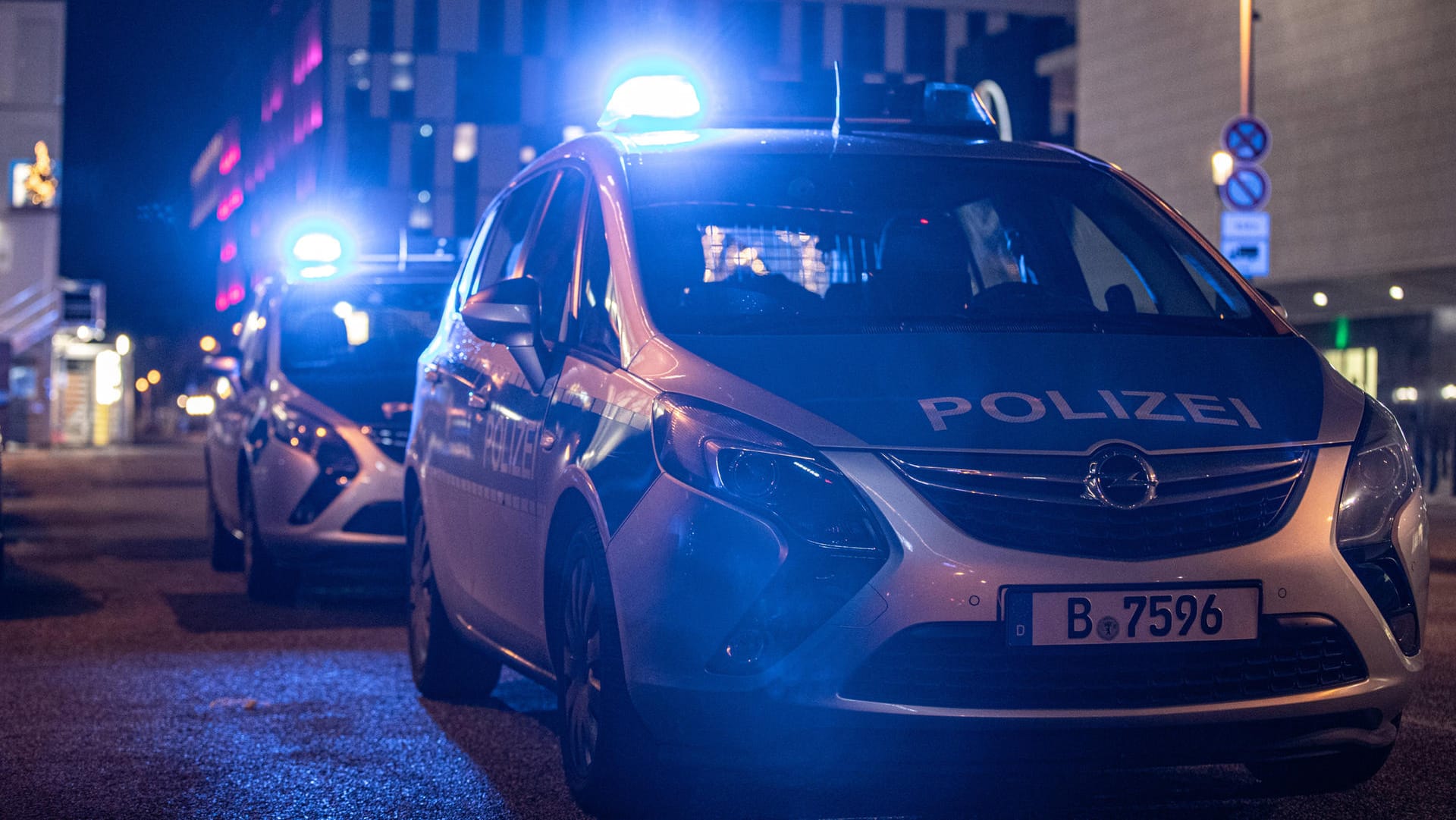 Zwei Polizeiwagen stehen mit Blaulicht an der Straße: In Berlin hat es einen Zusammenstoß von sieben Fahrzeugen gegeben. Zwei Polizeiwagen stehen mit Blaulicht an der Straße: In Berlin hat es einen Zusammenstoß von sieben Fahrzeugen gegeben.
