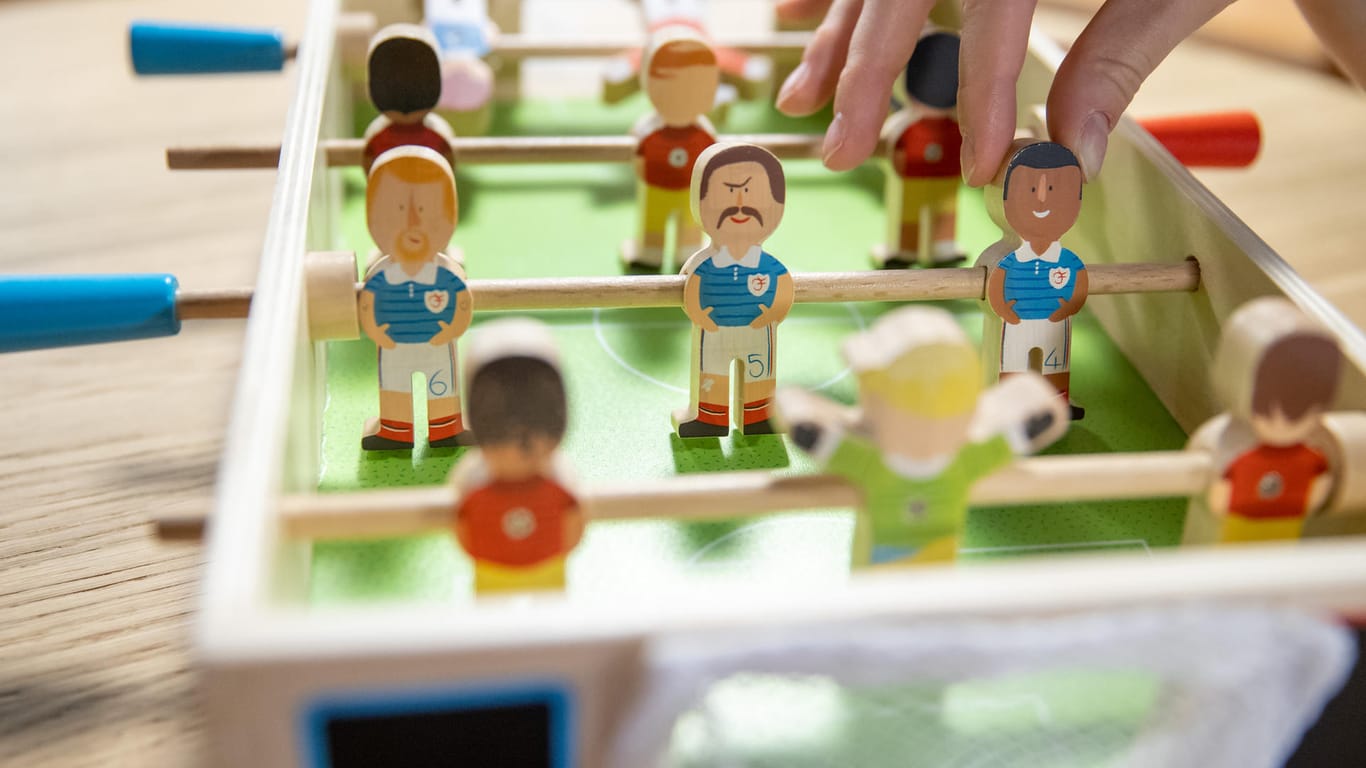 Ein Tischfußball-Spiel mit Spielern unterschiedlicher Hautfarbe, das laut dem Museum anti-rassistisch gestaltet sein soll: Mit offensichtlichem, aber auch verstecktem Rassismus in Spielsachen haben sich die Mitarbeiter des Museums intensiv beschäftigt.