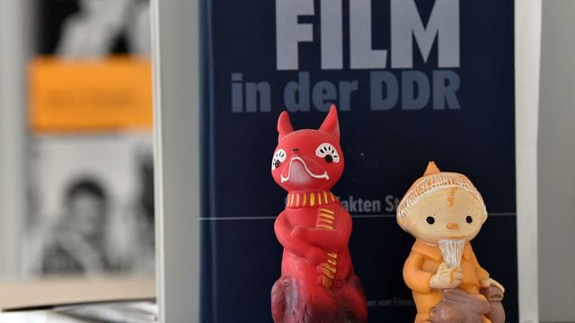 Die Figuren Herr Fuchs (l) und das Sandmännchen aus dem DDR-Kinderfensehen. Die Figuren Herr Fuchs (l) und das Sandmännchen aus dem DDR-Kinderfensehen.
