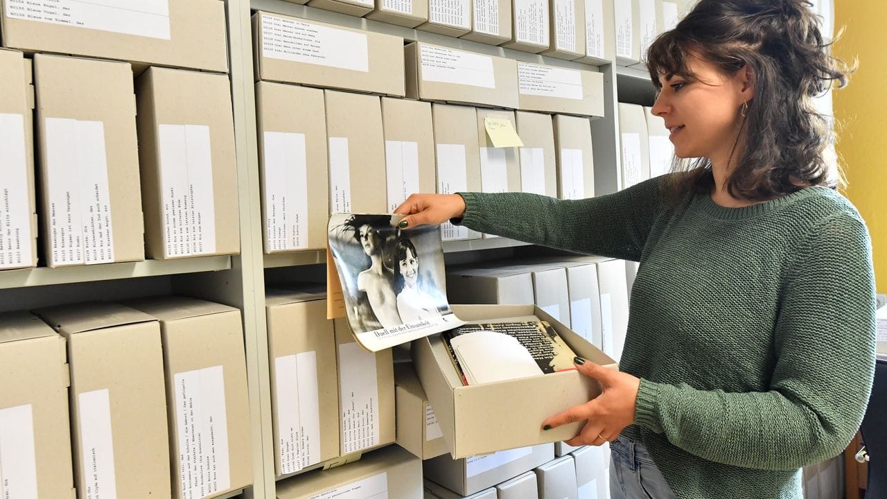 Anna-Rosa Haumann, Wissenschaftliche Mitarbeiterin, betrachtet eine Sammlung mit Filmwerbung der DDR, die aus rund 100.