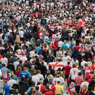 Fanmassen vor dem Wembleystadion: Karl Lauterbach wirft der Uefa erneut Versagen vor.