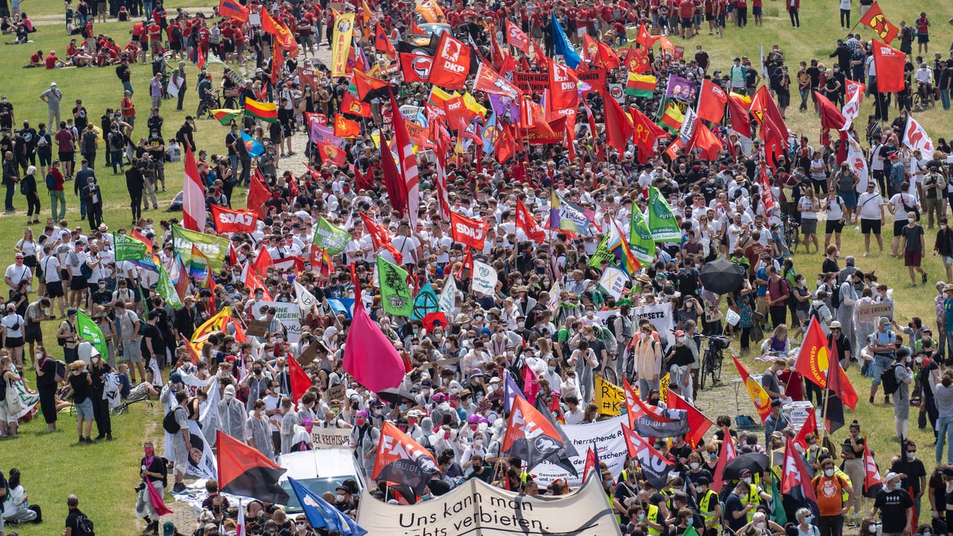 Demonstration gegen das geplante Versammlungsgesetz in NRW am 26. Juni (Archivbild): Anhänger verschiedener Gruppen waren unter den Demonstrierenden.