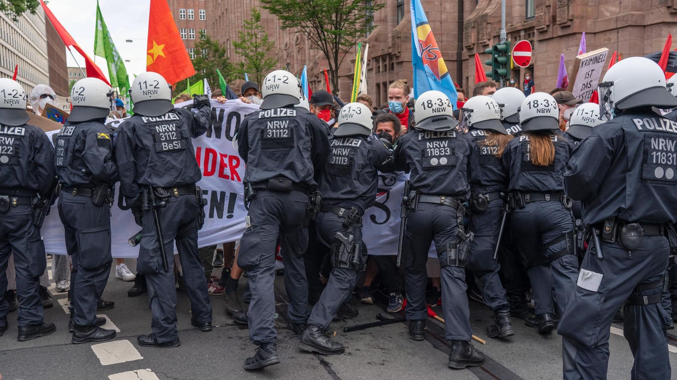 Polizeieinsatz bei einer Demonstration gegen das geplante Versammlungsgesetz in Düsseldorf am 26. Juni (Archivbild): Die Polizei hatte eine Gruppe Demonstranten umzingelt.