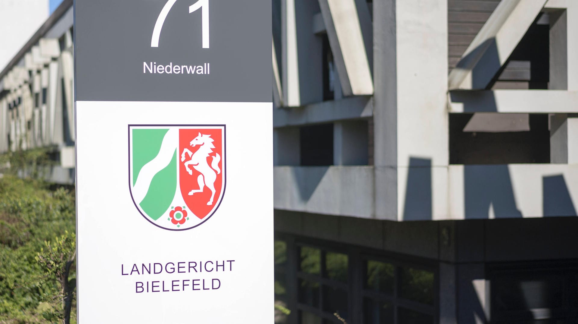 Landgericht Bielefeld: Ursprünglich waren die Ermittler davon ausgegangen, dass der im Kosovo geborene Mann seine von ihm getrennt lebende Ehefrau töten wollte. Landgericht Bielefeld: Ursprünglich waren die Ermittler davon ausgegangen, dass der im Kosovo geborene Mann seine von ihm getrennt lebende Ehefrau töten wollte.