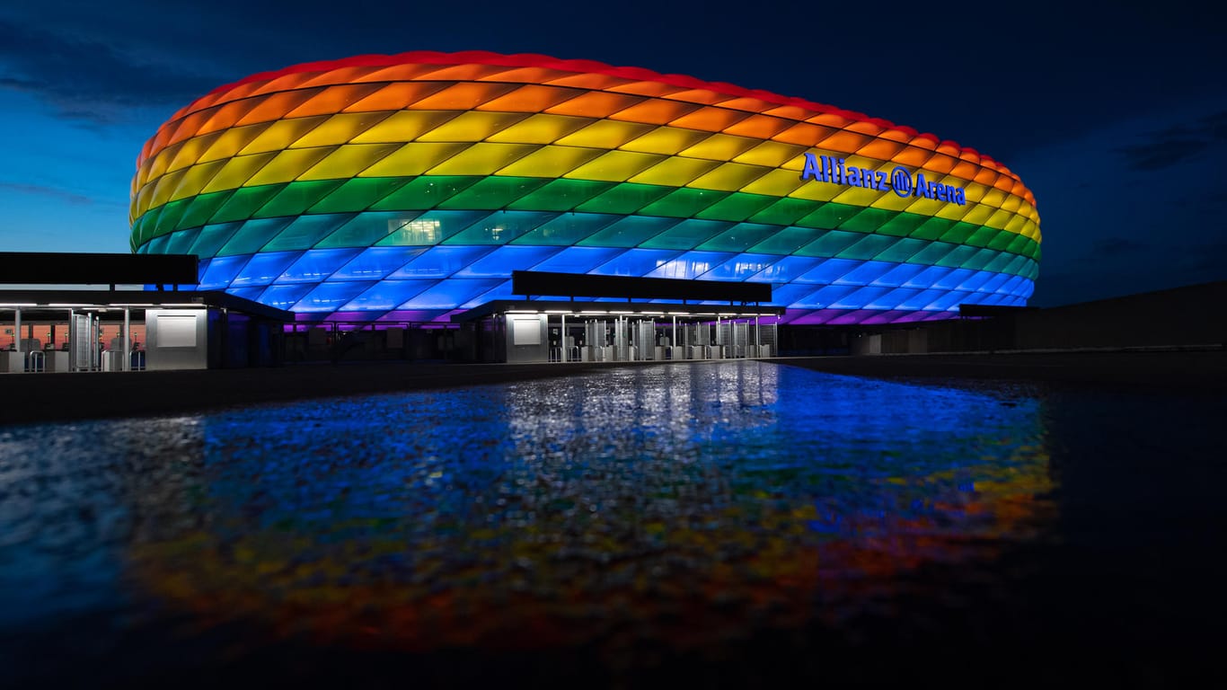 Die Allianz Arena leuchtet anlässlich des Christopher Street Days in Regenbogenfarben: Aufgrund der Corona-Pandemie wurde die große Parade auch in diesem Jahr abgesagt.