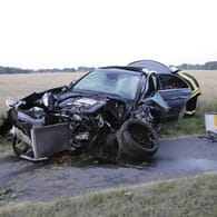 Ein zerstörter PKW steht auf einem Radweg: Bei einem Verkehrsunfall auf der Bundesstraße 96 zwischen Schildow und Schönfließ sind zwei Personen ums Leben gekommen.