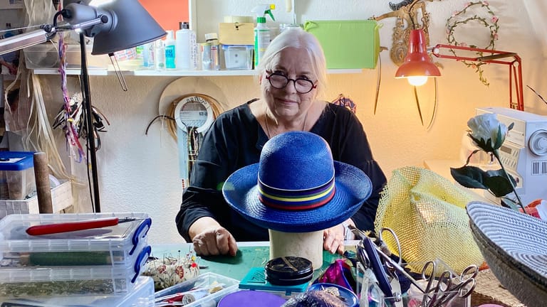 Dietlinde Ambos in ihrem Atelier: Für einen Hut braucht sie meistens vier bis fünf Stunden.