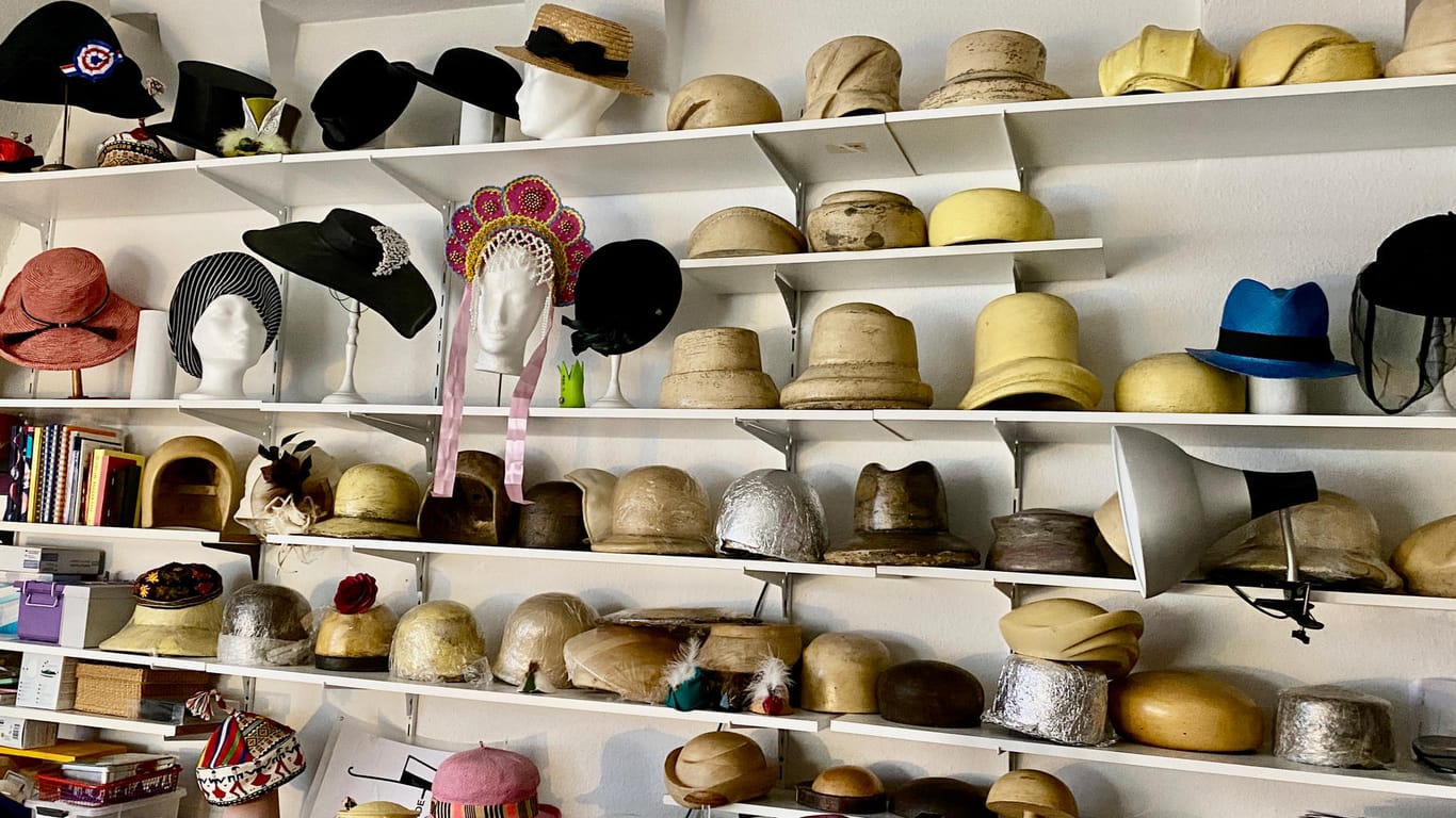 Hölzerne Hutformen lagern im Atelier von Dietlinde Ambos: Manche Formen sind über 200 Jahre alt.