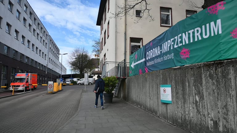 In der Asklepios Klinik Harburg wird gegen Corona geimpft: CDU-Oppositionsführer Dennis Thering hat eine Beschleunigung der Corona-Impfkampagne gefordert.