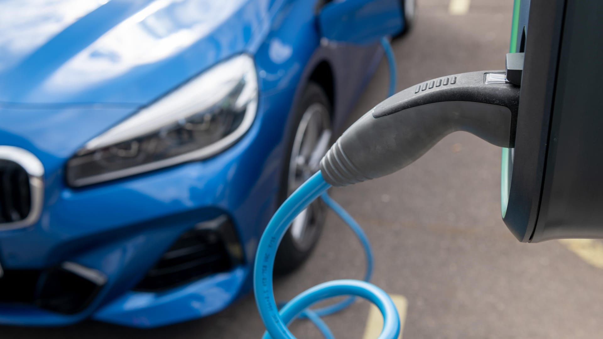 Elektroauto an der Ladesäule: Staatliche Förderungen machen die Anschaffung inzwischen billiger. Elektroauto an der Ladesäule: Staatliche Förderungen machen die Anschaffung inzwischen billiger.