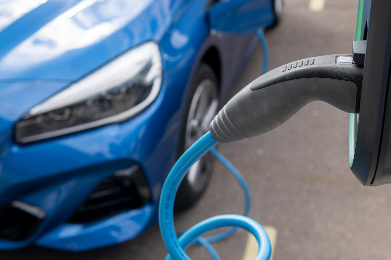 Elektroauto an der Ladesäule: Staatliche Förderungen machen die Anschaffung inzwischen billiger.
