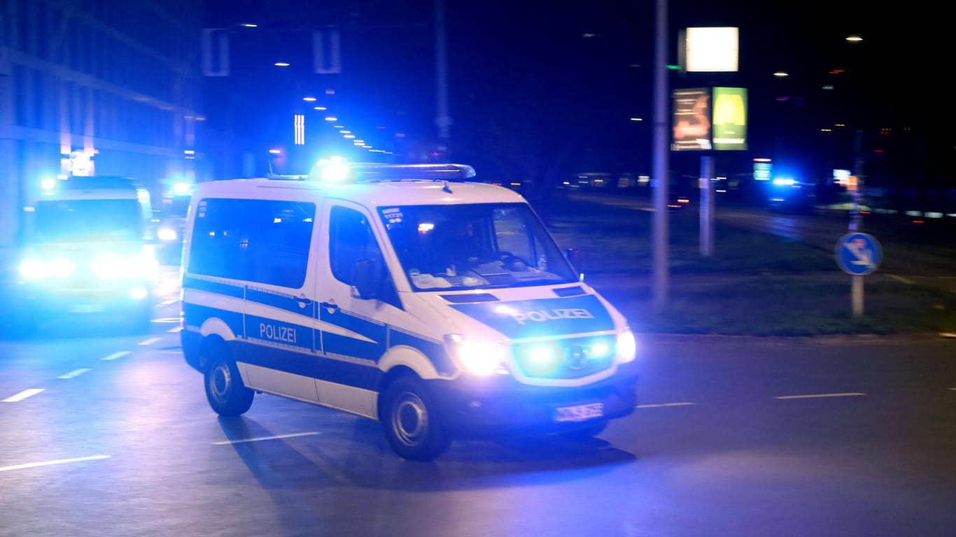 Polizei nachts im Einsatz (Symbolbild): Bei Mainz soll ein Mann mit einem Hockeyschläger auf zwei Menschen eingeschlagen haben.