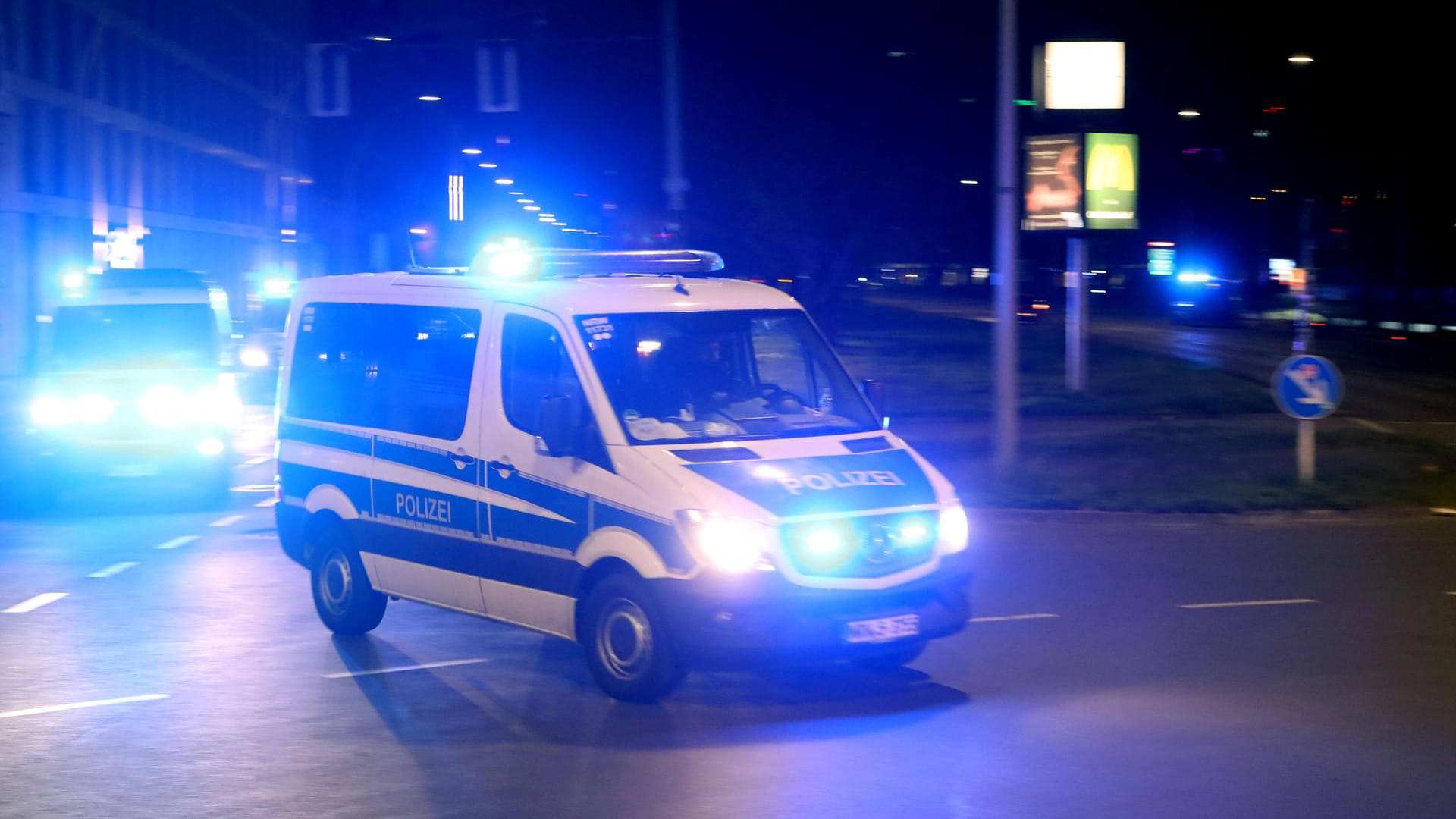 Polizei nachts im Einsatz (Symbolbild): Bei Mainz soll ein Mann mit einem Hockeyschläger auf zwei Menschen eingeschlagen haben. Polizei nachts im Einsatz (Symbolbild): Bei Mainz soll ein Mann mit einem Hockeyschläger auf zwei Menschen eingeschlagen haben.