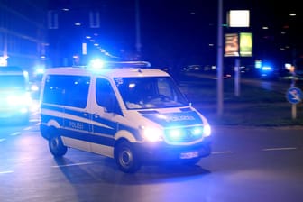 Polizei nachts im Einsatz (Symbolbild): Bei Mainz soll ein Mann mit einem Hockeyschläger auf zwei Menschen eingeschlagen haben.