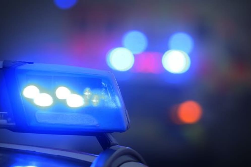 Ein Blaulicht leuchtet auf dem Dach eines Polizeifahrzeugs: Ein aggressiver 34 Jahre alter Mann soll in Berlin-Schöneberg einen Fahrradfahrer vom Rad geschubst und verletzt haben.
