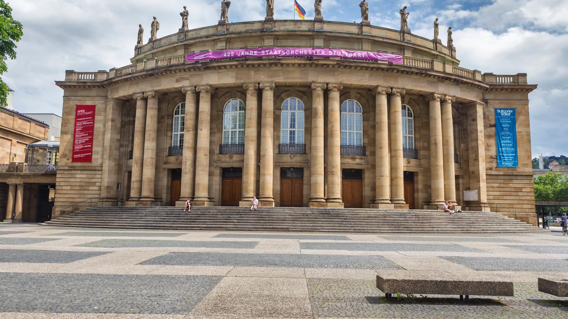 Das Staatstheater in Stuttgart (Archivbild): Experten haben sich dafür ausgesprochen, die Bühnen geöffnet zu lassen – auch wenn die Infektionszahlen wieder steigen sollten. Das Staatstheater in Stuttgart (Archivbild): Experten haben sich dafür ausgesprochen, die Bühnen geöffnet zu lassen – auch wenn die Infektionszahlen wieder steigen sollten.
