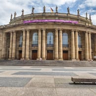 Das Staatstheater in Stuttgart (Archivbild): Experten haben sich dafür ausgesprochen, die Bühnen geöffnet zu lassen – auch wenn die Infektionszahlen wieder steigen sollten.