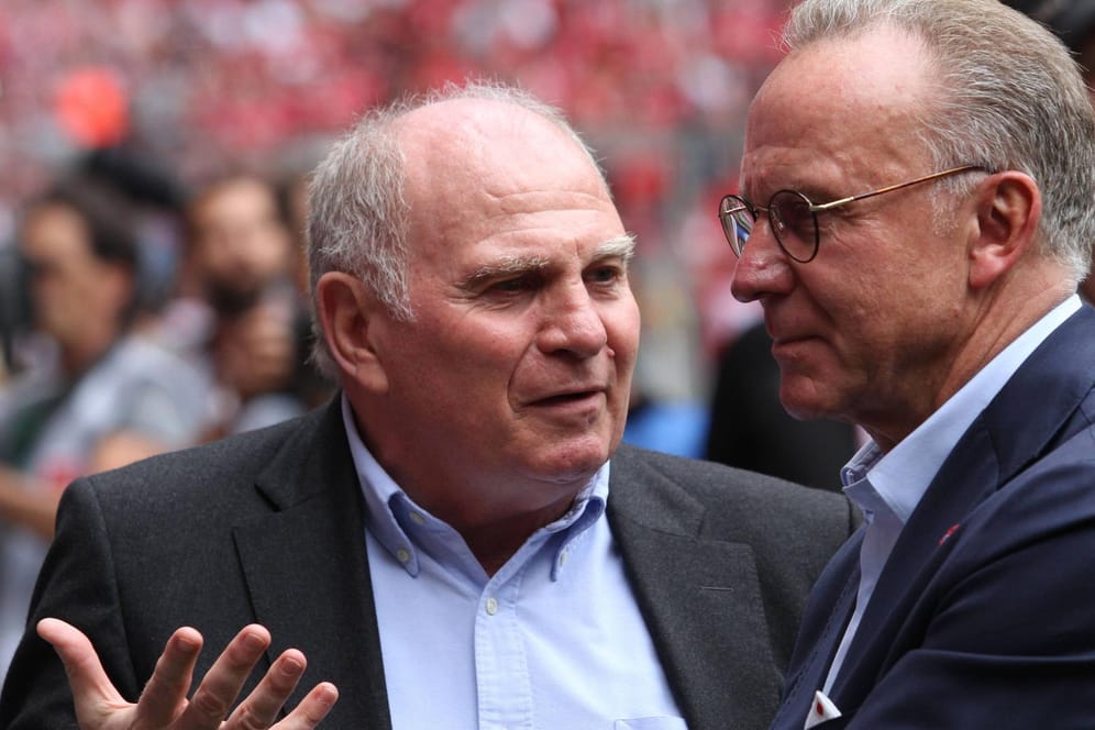 Uli Hoeneß und Karl-Heinz Rummenigge (r.): Die beiden könnten Teil eines des Ex-Bayern-Präsidenten vorgeschlagenen Gremiums beim DFB werden.